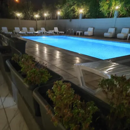 Havuz Manzarali Apartment Side